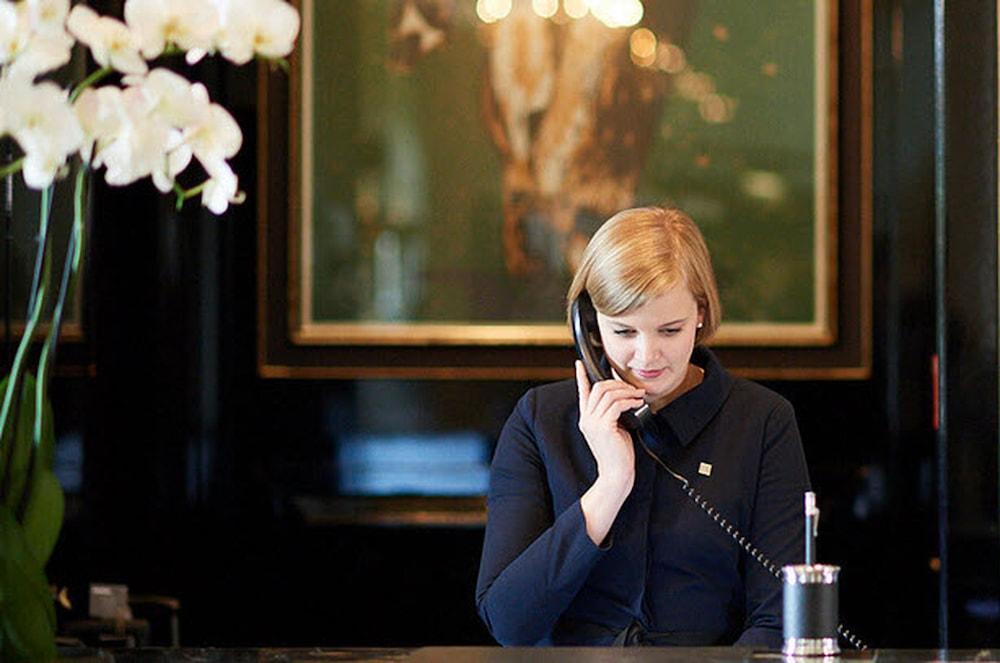 阿尔索夫斯特霍夫酒店 策勒 外观 照片 A hotel receptionist