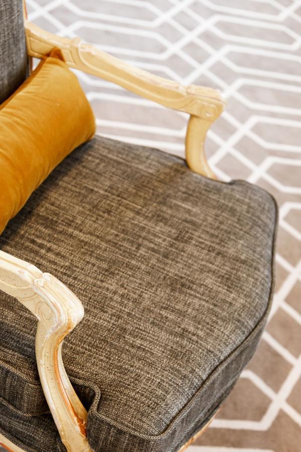 阿尔索夫斯特霍夫酒店 策勒 外观 照片 A chair upholstered in tweed
