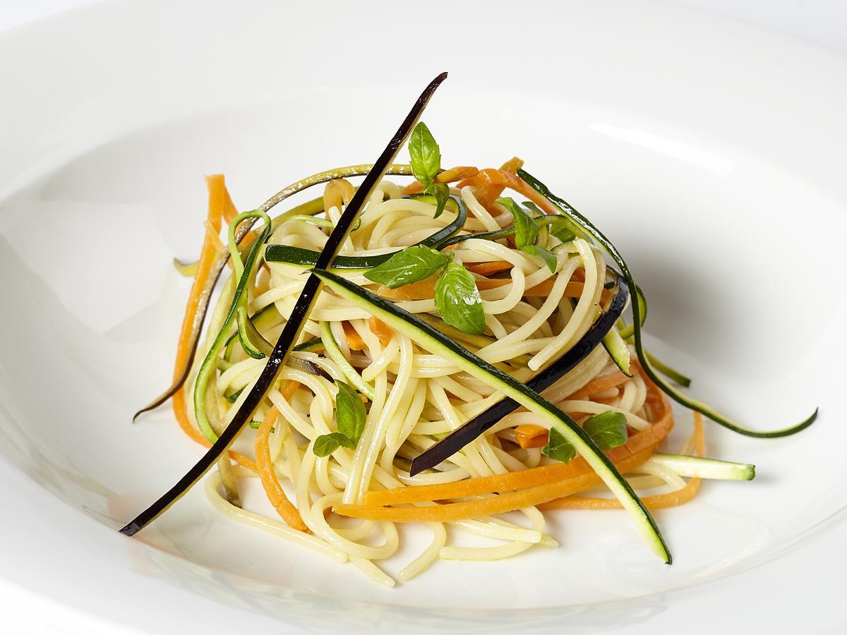 阿尔索夫斯特霍夫酒店 策勒 外观 照片 A plate of spaghetti with zucchini